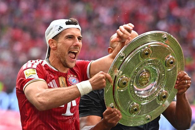 Leon GORETZKA Bayern Muenchen with Meisterschale, Schale,Pokal,Cup,Trophaee Siegerehrung Fussball 1 Bundesliga Saison 2025 2026, 34 Spieltag, Spieltag34 FC Bayern Muenchen 1 FC Koeln 5 1 am 16 05 2026 , A L L I A N Z A R E N A