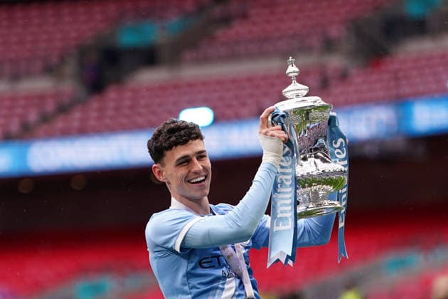 Emirates FA Cup Final Chelsea v Manchester City Phil Foden of Manchester City lifts Fa cup trophy to his support during the Emirates FA Cup Final match Chelsea vs Manchester City at Wembley Stadium, London, United Kingdom on 16 May 2026 (Photo by Harvey Murphy News Images) Copyright: xHarveyxMurphy NewsxImagesx