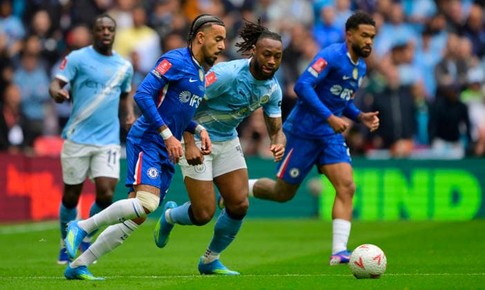 Chelsea v Manchester City, London, UK - 16 May 2025 Malo Gusto of Chelsea challenges for the ball with Antoine Semenyo of Manchester City during the FA Cup Final match between Chelsea and Manchester City on 16th May 2026 at Wembley Stadium, London London Wembley Stadium London GBR Copyright: xFrankiexOKeeffe PPAUKx PPA-275806