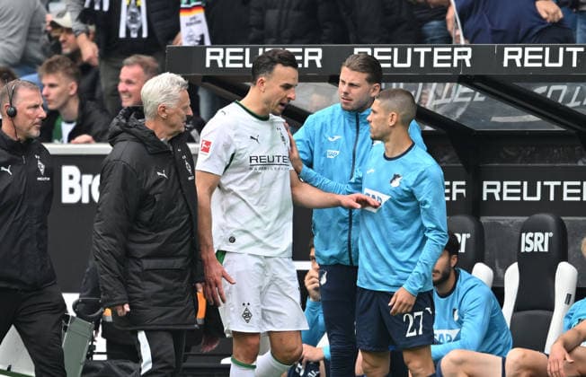 Haris Tabakovic Bor Mönchengladbach must be substituted injured, r sees Andrej Kramaric 1899 Hoffenheim after in Soccer 1 Bundesliga, 34 Matchday, Borussia Moenchengladbach TSG 1899 Hoffenheim 4 0, on 16 05 2026 in Moenchengladbach Germany DFL regulations prohibit any use of photographs as image sequences and or quasi video Â