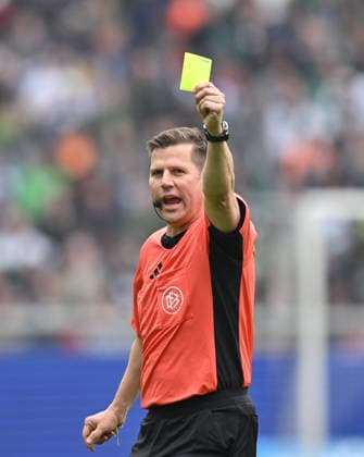 Referee Frank Willenborg shows the yellow card Soccer 1 Bundesliga, Matchday 34, Borussia Moenchengladbach TSG 1899 Hoffenheim 4 0, on 16 05 2026 in Moenchengladbach Germany DFL regulations prohibit any use of photographs as image sequences and or quasi video Â