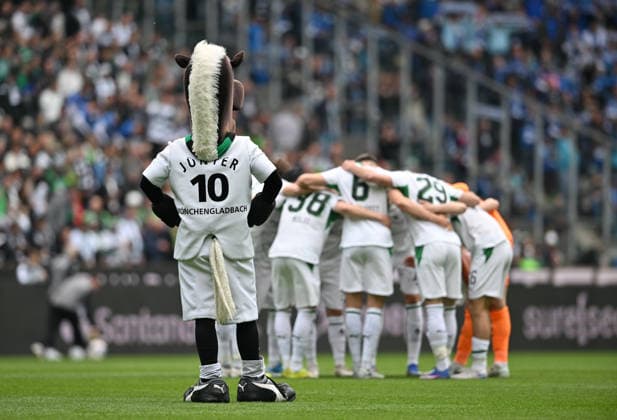 Feature, Team Moenchengladbach schwoert sich ein, Mannschaftskreis, davor steht Maskottchen Juenter das Fohlen Jünter Fussball 1 Bundesliga, 34 Spieltag, Borussia Moenchengladbach TSG 1899 Hoffenheim 4 0, am 16 05 2026 in Moenchengladbach Deutschland DFL regulations prohibit any use of photographs as image sequences and or quasi video Â
