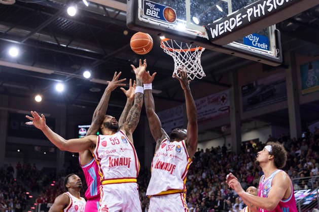 David MUENKAT WUE 55, left and Charles THOMPSON WUE 32, mi defend the ball under the basket, Michael KESSENS BON 6, right cannot intervene, action final score 54 69, Basketball 1 Bundesliga Telekom Baskets Bonn Fitness First Wuerzburg Baskets Würzburg BON vs WUE Playoffs, Quarterfinals, 1 game, in T E L E C O M D O M E, on 16 05 2026, Â