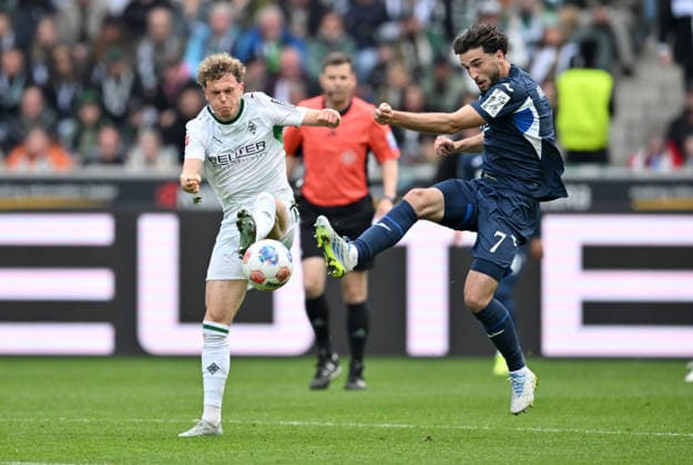 l r Robin Hack Bor Mönchengladbach , Leon Avdullahu 1899 Hoffenheim action, duel Football 1 Bundesliga, 34 Matchday, Borussia Moenchengladbach TSG 1899 Hoffenheim 4 0, on 16 05 2026 in Moenchengladbach Germany DFL regulations prohibit any use of photographs as image sequences and or quasi video Â