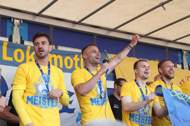 Soccer Regionalliga Nordost 1 FC Lok Leipzig 1 FC Magdeburg II 16 05 2026 The Lok Leipzig team celebrates the Regionalliga championship with their fans on an improvised truck stage Djamal Ziane 13, Lok Leipzig at the microphone Football, Regionalliga Nordost, Season 2025 2026, Matchday 34 1 FC Lok Leipzig vs 1 FC Magdeburg II on 16 05 2026 at Bruno Plache Stadium, Leipzig Copyright: xBEAUTIFULxSPORTS JanxKaeferx