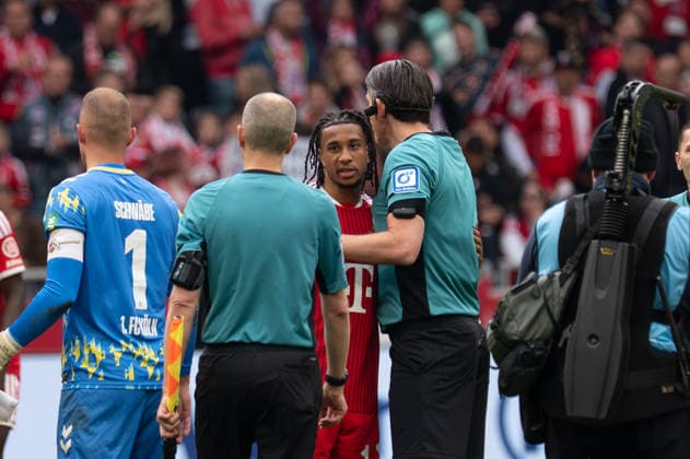 GER, Bayern, Muenchen, Fußball, FC Bayern Muenchen 1 FC Koeln, in der Allianz Arena, Muenchen, Bundesliga, 34 Spieltag, 16 05 26, v l Michael Akpovie Olise FC Bayern Muenchen, 17 , Deniz Aytekin, Abschied, Shakehands DFL DFB regulations prohibit any use of photographs as image sequences and or quasi video, Copyright: HMB-Media MichaelxNibel