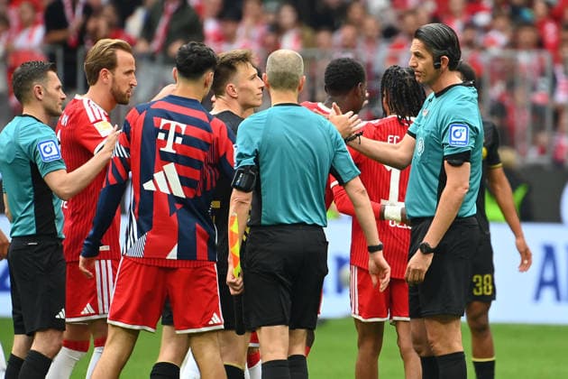 Referee Deniz AYTEKIN in his last match is bid farewell by players Football 1 Bundesliga Season 2025 2026, 34 Matchday, Matchday34 FC Bayern Muenchen 1 FC Koeln 5 1 on 16 05 2026 , A L L I A N Z A R E N A