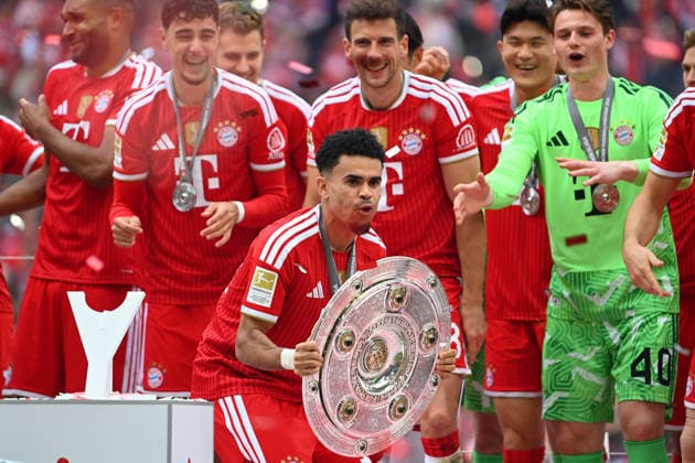 Team photo,Team,Mannschaft,Mannschaftsfoto, Luis DIAZ Bayern Muenchen mit Meisterschale,Schale,Pokal,Cup,Trophaee Siegerehrung Fussball 1 Bundesliga Saison 2025 2026, 34 Spieltag, Spieltag34 FC Bayern Muenchen 1 FC Koeln 5 1 am 16 05 2026 , A L L I A N Z A R E N A