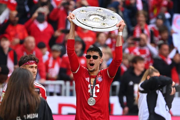 Team photo,Team,Mannschaft,Mannschaftsfoto, Aleksandar PAVLOVIC Bayern Muenchen , mit Meisterschale,Schale,Pokal,Cup,Trophaee Siegerehrung Fußball 1 Bundesliga Saison 2025 2026, 34 Spieltag, Spieltag34 FC Bayern Muenchen 1 FC Koeln 5 1 am 16 05 2026 , A L L I A N Z A R E N A