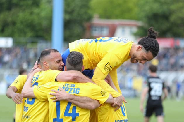 Soccer Regionalliga Nordost 1 FC Lok Leipzig 1 FC Magdeburg II 16 05 2026 Malik McLemore 10, Lok Leipzig on top of the goal celebration Soccer, Regionalliga Nordost, Season 2025 2026, Matchday 34 1 FC Lok Leipzig vs 1 FC Magdeburg II on 16 05 2026 at Bruno Plache Stadium, Leipzig Copyright: xBEAUTIFULxSPORTS JanxKaeferx