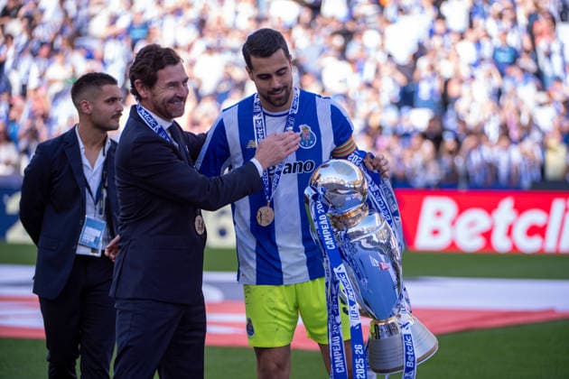 May 16, 2026, Porto, Porto, Portugal: PORTO, PORTUGAL - MAY 16: Andre Vilas-Boas president of FC Porto is seen giving the trophy to DIOGO COSTA from FC Porto during the Liga Portugal Betclic 2025 26 League match between FC Porto and Santa Clara, at Estadio do Dragao on May 16, 2026 in Porto, Portugal FC Porto X Santa Clara - Liga Portugal Betclic  - ZUMAl192 20260516_zsp_l192_041 Copyright: xMiguelxLemosx