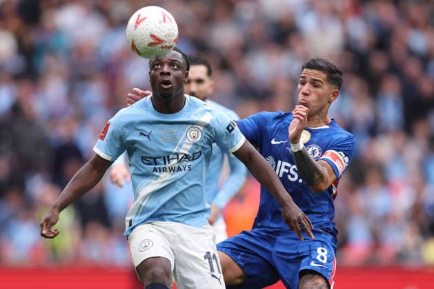 FA-Cup-Finale 2026 16. Mai 2026, London Emirates FA-Cup-Finale Chelsea gegen Manchester City Jeremy Doku von Manchester City und Enzo Fernandez von Chelsea Foto Charlotte Wilson Abseits London UK  Copyright: xCharlottexWilsonx xOffsidexOffside
