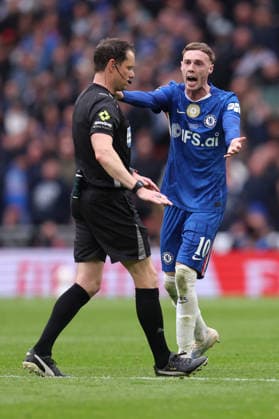 FA-Cup-Finale 2026 16. Mai 2026, London Emirates FA-Cup-Finale Chelsea gegen Manchester City Cole Palmer von Chelsea protestiert gegen Schiedsrichter Darren England Foto Charlotte Wilson Abseits London UK  Copyright: xCharlottexWilsonx xOffsidexOffside