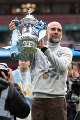 FA-Cup-Finale 2026 16. Mai 2026, London Emirates FA-Cup-Finale Chelsea gegen Manchester City Manchester-City-Trainer Pep Guardiola mit der Trophäe Foto Charlotte Wilson Offside London UK  Copyright: xCharlottexWilsonx xOffsidexOffside