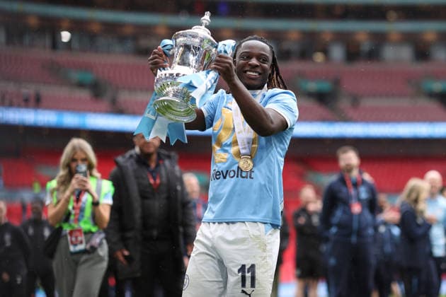 FA-Cup-Finale 2026 16. Mai 2026, London Emirates FA-Cup-Finale Chelsea gegen Manchester City Jeremy Doku von Manchester City mit der Trophäe Foto Charlotte Wilson Abseits London UK  Copyright: xCharlottexWilsonx xOffsidexOffside