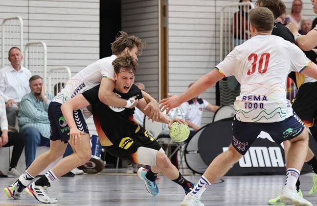 GER, Handball, U20 Germany vs U20 Norway, male 16 05 2026, Erfurt, Riethsporthalle, GER, Handball, Test match as part of the preparations for the U20 European Championship U20 national team male U20 Germany U20 Norway in the picture Noah Hensen Germany vs Christopher Robin Gyve Norway