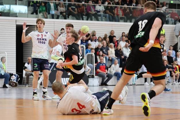GER, Handball, U20 Germany vs U20 Norway, male 16 05 2026, Erfurt, Riethsporthalle, GER, Handball, Test match as part of the preparations for the U20 European Championship U20 national team male U20 Germany U20 Norway in the picture Caspar Gauer Germany throws, Christopher Robin Gyve Norway and Jesper Dolva Norway behind him