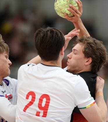 GER, Handball, U20 Germany vs U20 Norway, male 16 05 2026, Erfurt, Riethsporthalle, GER, Handball, Test match as part of the preparations for the U20 European Championship U20 national team male U20 Germany U20 Norway in the picture Tom Koschek Germany in distress