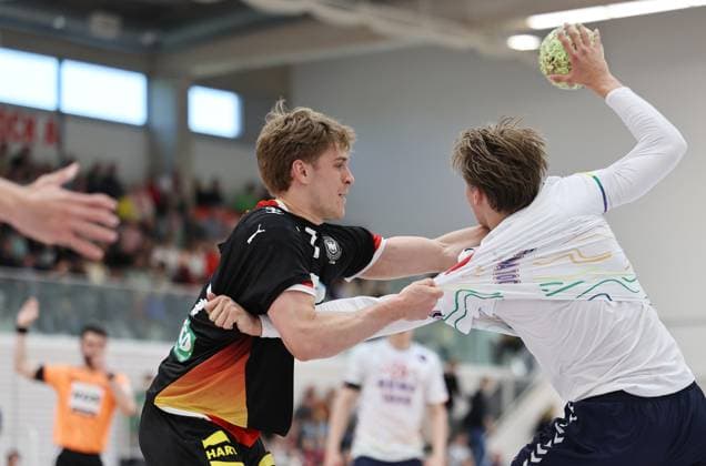 GER, Handball, U20 Germany vs U20 Norway, male 16 05 2026, Erfurt, Riethsporthalle, GER, Handball, Test match as part of the preparations for the U20 European Championship U20 national team male U20 Germany U20 Norway in the picture Leonard Zink Germany vs Amandus Vatnedal Norway