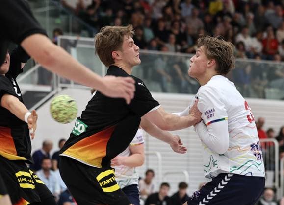 GER, Handball, U20 Germany vs U20 Norway, male 16 05 2026, Erfurt, Riethsporthalle, GER, Handball, Test match as part of the preparations for the U20 European Championship U20 national team male U20 Germany U20 Norway in the picture Leonard Zink Germany vs Amandus Vatnedal Norway