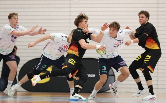 GER, Handball, U20 Germany vs U20 Norway, male 16 05 2026, Erfurt, Riethsporthalle, GER, Handball, Test match as part of the preparations for the U20 European Championship U20 national team male U20 Germany U20 Norway in the picture Johan Hinrich Rohwer Germany and Bennet Strobel Germany against Amandus Vatnedal Norway