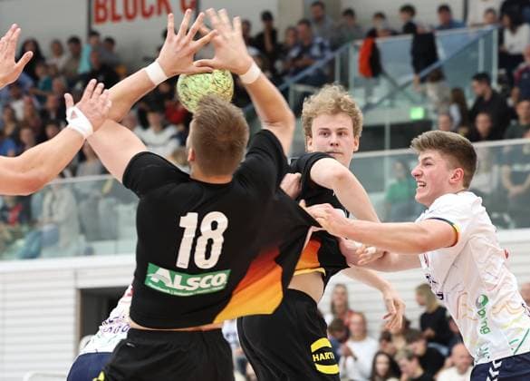 GER, Handball, U20 Germany vs U20 Norway, male 16 05 2026, Erfurt, Riethsporthalle, GER, Handball, Test match as part of the preparations for the U20 European Championship U20 national team male U20 Germany U20 Norway in the picture William Reichardt Germany vs Jesper Dolva Norway