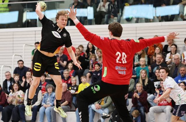 GER, Handball, U20 Germany vs U20 Norway, male 16 05 2026, Erfurt, Riethsporthalle, GER, Handball, Test match as part of the preparations for the U20 European Championship U20 national team male U20 Germany U20 Norway in the picture William Reichardt Germany against goalkeeper Vetle Revheim Gleditsch Norway