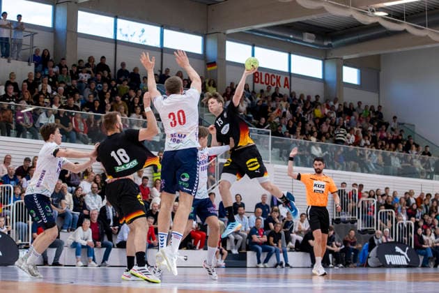 International handball match Germany U20 21m vs Norway U20 21m Erfurt 16 05 2026 Noah Hensen 15 Germany U20 21m vs Amandus Vatnedal 31 Norway U20 21m International handball match Germany U20 21m vs Norway U20 21m Riethsporthalle Erfurt 16 05 2026 Copyright: xBEAUTIFULxSPORTS Duehringx