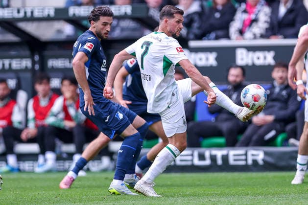 16 05 2026, Football, Borussia Mönchengladbach TSG 1899 Hoffenheim, 1 Soccer Bundesliga, 34 Matchday, Borussia Park, Season 2025 2026 Leon Avdullahu TSG Hoffenheim 07 in duel against Kevin Stöger Borussia Mönchengladbach 07 DFB regulations prohibit any use of photographs as image sequences and or quasi video Nordrhein Westfalen Germany
