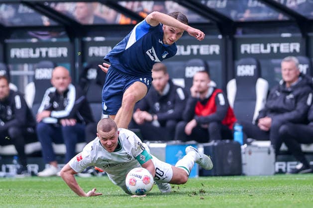 16 05 2026, Football, Borussia Mönchengladbach TSG 1899 Hoffenheim, 1 Soccer Bundesliga, 34 Matchday, Borussia Park, Season 2025 2026 Tim Lemperle TSG Hoffenheim 19 in duel against Nico Elvedi Borussia Mönchengladbach 30 DFB regulations prohibit any use of photographs as image sequences and or quasi video Nordrhein Westfalen Germany