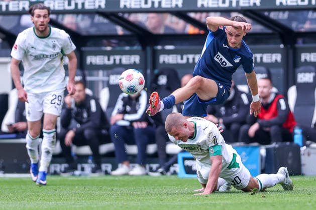 16 05 2026, Football, Borussia Mönchengladbach TSG 1899 Hoffenheim, 1 Soccer Bundesliga, 34 Matchday, Borussia Park, Season 2025 2026 Tim Lemperle TSG Hoffenheim 19 in duel against Nico Elvedi Borussia Mönchengladbach 30 DFB regulations prohibit any use of photographs as image sequences and or quasi video Nordrhein Westfalen Germany