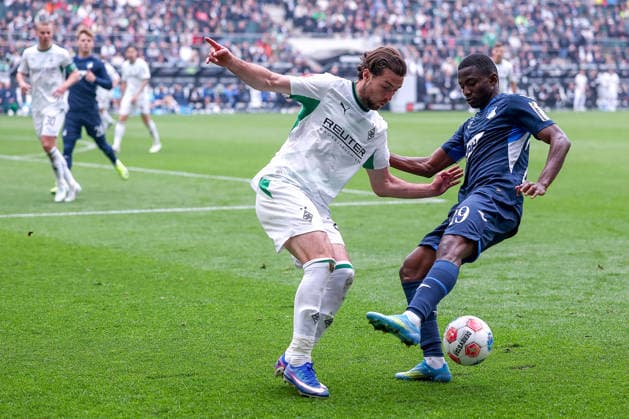 16 05 2026, Football, Borussia Mönchengladbach TSG 1899 Hoffenheim, 1 Fußball Bundesliga, 34 Matchday, Borussia Park, Saison 2025 2026 Joe Scally Borussia Mönchengladbach 29 in duel against Bazoumana Toure TSG Hoffenheim 29 DFB regulations prohibit any use of photographs as image sequences and or quasi video Nordrhein Westfalen Germany