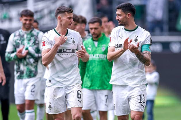 16 05 2026, Soccer, Borussia Mönchengladbach TSG 1899 Hoffenheim, 1 Soccer Bundesliga, 34 Matchday, Borussia Park, Season 2025 2026 Final celebration after Borussias 4 0 victory, The team celebrates the victory and thanks the fans for their support Yannik Engelhardt Borussia Mönchengladbach 06 eben Tim Kleindienst Borussia Mönchengladbach 11 DFB regulations prohibit any use of photographs as image sequences and or quasi video Nordrhein Westfalen Germany
