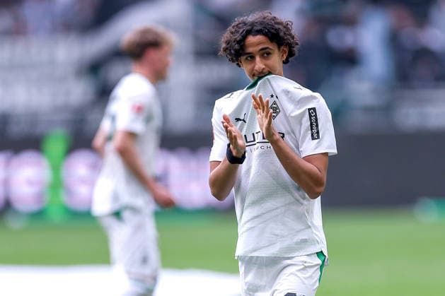 16 05 2026, Soccer, Borussia Mönchengladbach TSG 1899 Hoffenheim, 1 Soccer Bundesliga, 34 Matchday, Borussia Park, Season 2025 2026 Final celebration after Borussias 4 0 victory, The team celebrates the victory and thanks the fans for their support Wael Mohya Borussia Mönchengladbach 36 DFB regulations prohibit any use of photographs as image sequences and or quasi video Nordrhein Westfalen Germany