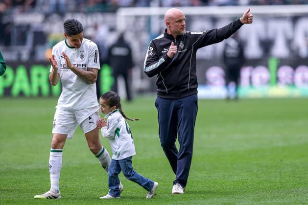16 05 2026, Soccer, Borussia Mönchengladbach TSG 1899 Hoffenheim, 1 Soccer Bundesliga, 34 Matchday, Borussia Park, Season 2025 2026 Final cheer after Borussias 4 0 victory, The team celebrates the victory and thanks the fans for their support Kevin Diks Borussia Mönchengladbach 04 next to sports director Rouven Schröder Borussia Mönchengladbach DFB regulations prohibit any use of photographs as image sequences and or quasi video North Rhine-Westphalia Germany