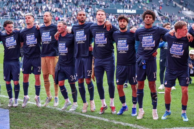 16 05 2026, Football, Borussia Mönchengladbach TSG 1899 Hoffenheim, 1 Soccer Bundesliga, Matchday 34, Borussia Park, Season 2025 2026 Dissatisfied faces after TSG Hoffenheims 4-0 defeat The team in front of the fans during the final cheer Leon Avdullahu TSG Hoffenheim 07 Albian Hajdari TSG Hoffenheim 21 Goalkeeper Oliver Baumann TSG Hoffenheim 01 Vladimir Coufal TSG Hoffenheim 34 Kevin Akpoguma TSG Hoffenheim 25 Goalkeeper Luca Philipp TSG Hoffenheim 37 Muhammed Damar TSG Hoffenheim 10 Bernardo TSG Hoffenheim 13 Alexander Prass TSG Hoffenheim 22 DFB regulations prohibit any use of photographs as image sequences and or quasi video Nordrhein Westfalen Germany