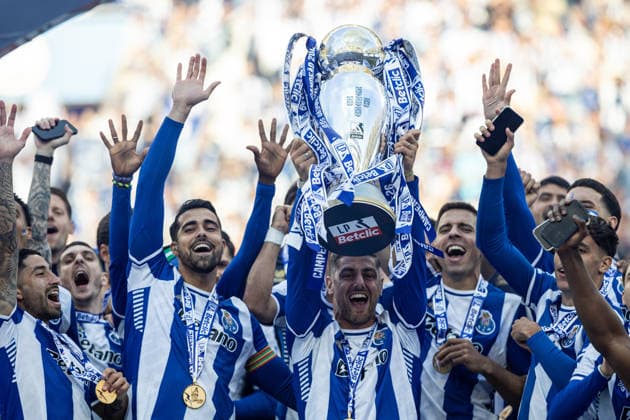May 16, 2026, Porto, Porto, Portugal: FC Porto s team celebrating with the championship trophy after the Liga Portugal Betclic 25 26 match between FC Porto and Santa Clara at Estadio do Dragao on May 16 2026, in Porto, Portugal. Soccer 2026: Porto X Santa Clara  - ZUMAa269 20260516_zsp_a269_108 Copyright: xSandroxAlemaox