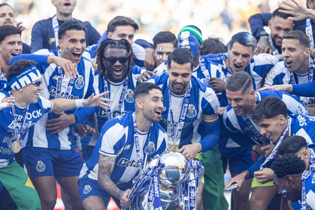 May 16, 2026, Porto, Porto, Portugal: FC Porto s team celebrating with the championship trophy after the Liga Portugal Betclic 25 26 match between FC Porto and Santa Clara at Estadio do Dragao on May 16 2026, in Porto, Portugal. Soccer 2026: Porto X Santa Clara  - ZUMAa269 20260516_zsp_a269_131 Copyright: xSandroxAlemaox