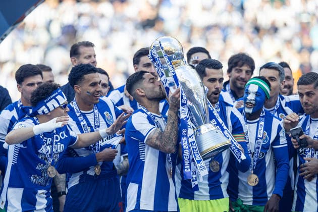 May 16, 2026, Porto, Porto, Portugal: ALAN VARELA of FC Porto kisses championship trophy after the Liga Portugal Betclic 25 26 match between FC Porto and Santa Clara at Estadio do Dragao on May 16 2026, in Porto, Portugal. Soccer 2026: Porto X Santa Clara  - ZUMAa269 20260516_zsp_a269_136 Copyright: xSandroxAlemaox
