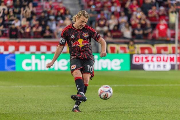 new york red bulls e new york city fc pela major league soccer Emil Forsberg, RB New York, during the match between the New York Red Bulls and New York City FC, for Major League Soccer, at Sports Illustrated Stadium, on Saturday, May 16, 2026. harrison sports illustrated stadium NJ united states Copyright: xWILLIAMxVOLCOVx