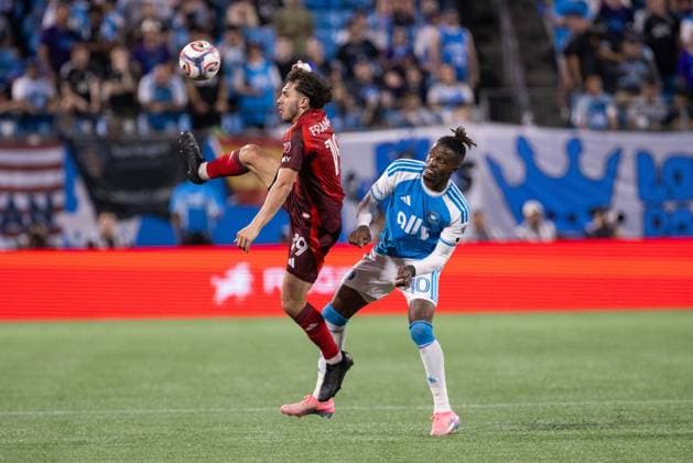 MLS, Fussball Herren, USA 2026: Toronto FC At Charlotte FC May 16 May 16, 2026: Toronto FC defender Kobe Franklin (19) goes for the ball against Charlotte FC forward Wilfried Zaha (10) during the second half of the Major League Soccer match up at Bank of America Stadium in Charlotte, NC. (Scott Kinser CSM) (Credit Image: Â Scott Kinser Cal Media) Charlotte Nc United States EDITORIAL USE ONLY Copyright: xx ZUMA-20260516_zma_c04_014.jpg ScottxKinserx csmphotothree490629