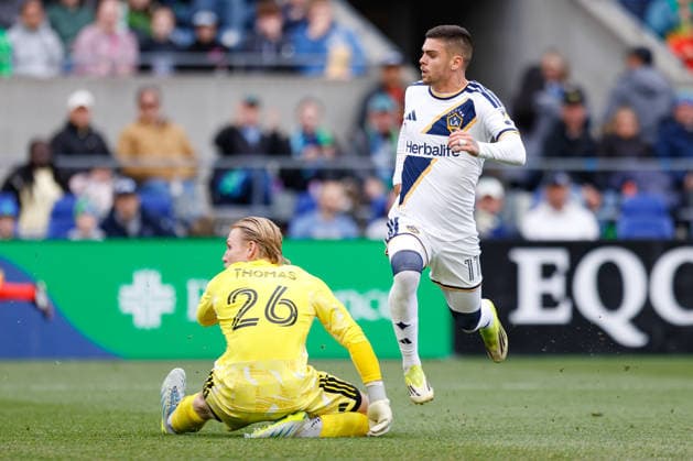 SEATTLE, WA - MAY 16: Goalkeeper Andrew Thomas 26 of the Seattle Sounders reacts to a goal by forward Gabriel Pec 11 of the Los Angeles Galaxy during a game between the Los Angeles Galaxy and Seattle Sounders on May 16, 2026 at Lumen Field in Seattle, Washington. (Photo by Henry Rodenburg Icon Sportswire) SOCCER: MAY 16 MLS, Fussball Herren, USA Seattle Sounders FC vs LA Galaxy EDITORIAL USE ONLY Icon26051603