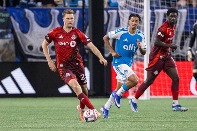 MLS, Fussball Herren, USA 2026: Toronto FC At Charlotte FC May 16 May 16, 2026: Toronto FC defender Walker Zimmerman (25) brings the ball upfield against the Charlotte FC during the first half of the Major League Soccer match up at Bank of America Stadium in Charlotte, NC. (Scott Kinser CSM) (Credit Image: Â Scott Kinser Cal Media) Charlotte Nc United States EDITORIAL USE ONLY Copyright: xx ZUMA-20260516_zma_c04_034.jpg ScottxKinserx csmphotothree490644