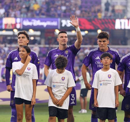 May 16, 2026, U.S.: Orlando City SC defender ADRIoÃ‚ÂN MARoÃ‚ÂN (3) waves to fanes ahead of the MLS, Fussball Herren, USA match against Atlanta United. The Orlando City Soccer Club hosted Atlanta United at Inter&Co Stadium in Orlando, FL. U.S. - ZUMAm299 20260516_znp_m299_007 Copyright: xTaylorxMcFeex