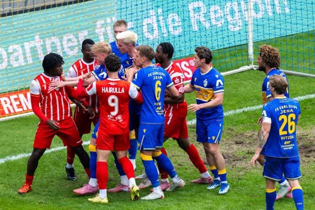FOOTBALL REGIONAL LEAGUE NORTH EAST 34 GAME DAY FC CARL ZEISS JENA FC ROT WEISS ERFURT FOR EDITORIAL PURPOSES ONLY p 16 05 2026 Jena Football Regionalliga Nordost 34 Spieltag Saison 2025 2026 Ernst Abbe Sportfeld FC Carl Zeiss Jena FC Rot Weiss Erfurt im Foto Rudelbildung im Jenaer Strafraum Deutschland Thueringen Jena Copyright SaschaxFromm Copyright: SaschaxFromm doc85vo848fhowdpqx3m83 ,EDITORIAL USE ONLY Copyright: SaschaxFromm