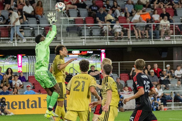 May 16, 2026, Washington, District Of Columbia, United States: D.C. United goalkeeper Sean Johnson reaches for the ball during an MLS, Fussball Herren, USA match against St. Louis City SC at Audi Field. DC United Vs St. Louis CITY SC  - ZUMAk206 20260516_znp_k206_005 Copyright: xMattxKaminskyx