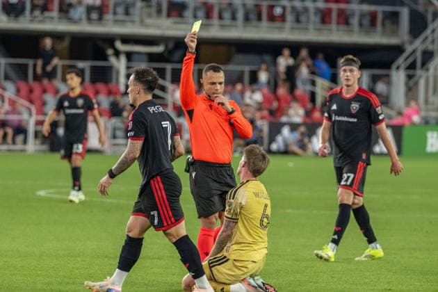 May 16, 2026, Washington, District Of Columbia, United States: Referee issues a yellow card during an MLS, Fussball Herren, USA match between D.C. United and St. Louis City SC at Audi Field. DC United Vs St. Louis CITY SC  - ZUMAk206 20260516_znp_k206_009 Copyright: xMattxKaminskyx