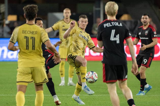 May 16, 2026, Washington, District Of Columbia, United States: St. Louis City SC midfielder Dante Polvara controls the ball as D.C. United midfielder Matti Peltola defends during an MLS, Fussball Herren, USA match at Audi Field. DC United Vs St. Louis CITY SC  - ZUMAk206 20260516_znp_k206_012 Copyright: xMattxKaminskyx