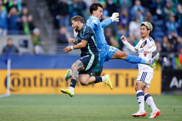 SEATTLE, WA - MAY 16: Midfielder Paul Arriola 17 of the Seattle Sounders attempts a header during a game between the Los Angeles Galaxy and Seattle Sounders on May 16, 2026 at Lumen Field in Seattle, Washington. (Photo by Henry Rodenburg Icon Sportswire) SOCCER: MAY 16 MLS, Fussball Herren, USA Seattle Sounders FC vs LA Galaxy EDITORIAL USE ONLY Icon26051606