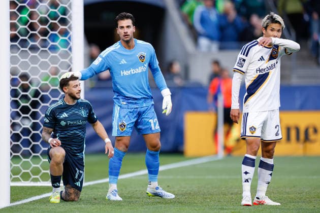 SEATTLE, WA - MAY 16: Goalkeeper JT Marcinkowski 12 of the Los Angeles Galaxy consoles midfielder Paul Arriola 17 of the Seattle Sounders during a game between the Los Angeles Galaxy and Seattle Sounders on May 16, 2026 at Lumen Field in Seattle, Washington. (Photo by Henry Rodenburg Icon Sportswire) SOCCER: MAY 16 MLS, Fussball Herren, USA Seattle Sounders FC vs LA Galaxy EDITORIAL USE ONLY Icon26051608